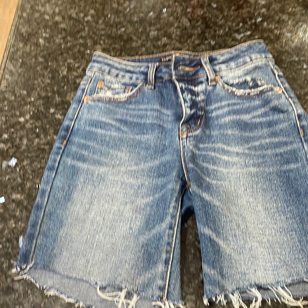 Bermuda cut denim shorts from Fashionova